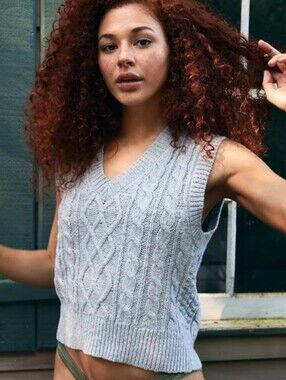 AERIE CABLE KNIT SWEATER VEST IN A MEDIUM HEATHER GREY. SIZE X-RAYS SMALL.